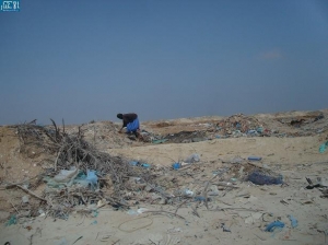 أحد السكان الحى وهو يبحث فى أكوام القمامة  عن  مصدر رزق لأطفاله وسط أجواء من الفقر بالغة الصعوبة