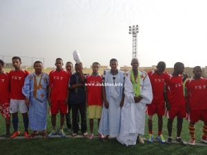 المدير المساعد للمعهد العالي وأعضاء مكتب الاتحاد مع للاعبين عند انطلاقة المارات النهائية 