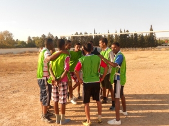 فريق الاتحاد الرسمي أثناء الاستماع لتوجيهات المدرب الأخيرة قبل المباراة 