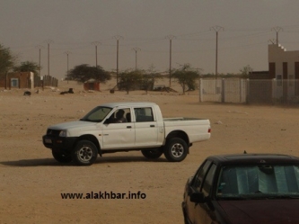 رئيس المركز الإداري ببولنوار أثناء تجواله في القرية بحثا عن مفتاح مقر المركز الإداري (الأخبار) 