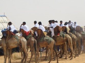 الجمالة اصطفوا لاستقبال الرئيس الموريتاني مؤملين الحصول على خدمات كانوا في حاجة إليها، ومتمنين أن تقربها المدينة الجديدة منهم 