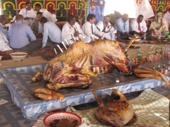 جانب من البذخ الذي عرفته الزيارة جمل مشوي -كما هو- على شرف الضيوف الكبار، إنهم أركان الدولة ورئيسها