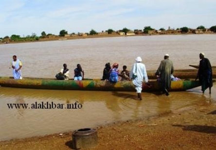 عن طريق هذه الزوارق الخشبية يعبر ضفتي النهر يوميا عشرات الأفراد (الأخبار)